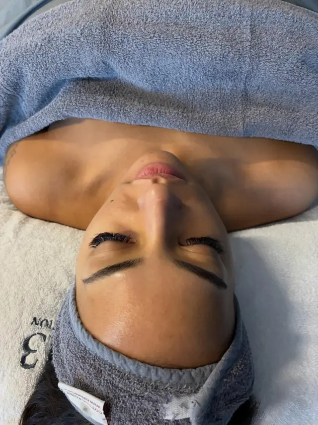 ✨ Palauttava kauneushoitola silloin, kun iho, keho ja mieli kaipaavat hengähdystä.

Villi Vadelma on paikka sinulle, joka tunnet arjen kuormituksen ihollasi ja kehossasi. Kun stressi, kiire ja ympäristön rasitus näkyvät ihossa, tarvitaan hoitoa, joka hoitaa pintaa syvemmältä.

Me yhdistämme ayurvedisen asiantuntijuuden ja tulokselliset hoidot, jotta saat sekä näkyviä tuloksia että syvää rentoutumista. Hoitomme rauhoittavat hermostoa, tukevat ihon luonnollista tasapainoa ja auttavat palauttamaan hehkun – sisältä ja ulkoa.
Kuka seisoo Villi Vadelman takana?

🌿 Hanna Grönborg, SKY-kosmetologi ja ayurveda-konsultti, jolla on yli 13 vuoden kokemus kokonaisvaltaisesta ihonhoidosta ja hyvinvointipalveluista. Hanna on hoitolan perustaja ja “ihonhoidon PT”, joka yhdistää vahvan ammattiosaamisen, ayurvedisen viisauden ja yksilöllisen ohjauksen. Hannan työssä korostuvat rauhoittava läsnäolo, tulokselliset hoidot ja asiakkaan kokonaisvaltainen hyvinvointi.

Jos tunnet, että ihosi, kehosi tai mielesi kaipaavat palautumista, olet lämpimästi tervetullut.🤍

Varaa oma rauhoittava hoitoaikasi www.villivadelma.net

#kauneushoitolahelsinki #iho #luonnonkosmetiikka #ihonhoito #kasvohoitohelsinki