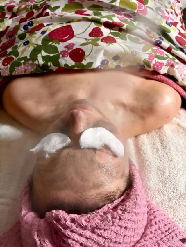 Tiedätkö, kuinka suuri merkitys rentoutumisella oikeasti on kokonaisvaltaiseen hyvinvointiisi?

Säännöllinen rentoutuminen tukee palautumista ja parantaa unen laatua. Hyvin levännyt keho jaksaa paremmin arjessa. Myös iho hyötyy, sillä pitkittynyt stressi voi näkyä sameutena, herkkyytenä ja ennenaikaisina ikääntymisen merkkeinä.

Pienikin pysähtyminen arjen keskellä tekee ihmeitä!
Varaa aikasi ja tule meille rentoutumaan.🩷

-Villi Vadelma, Helsinki

#kauneushoitolahelsinki #iho #luonnonkosmetiikka #ihonhoito #kasvohoitohelsinki