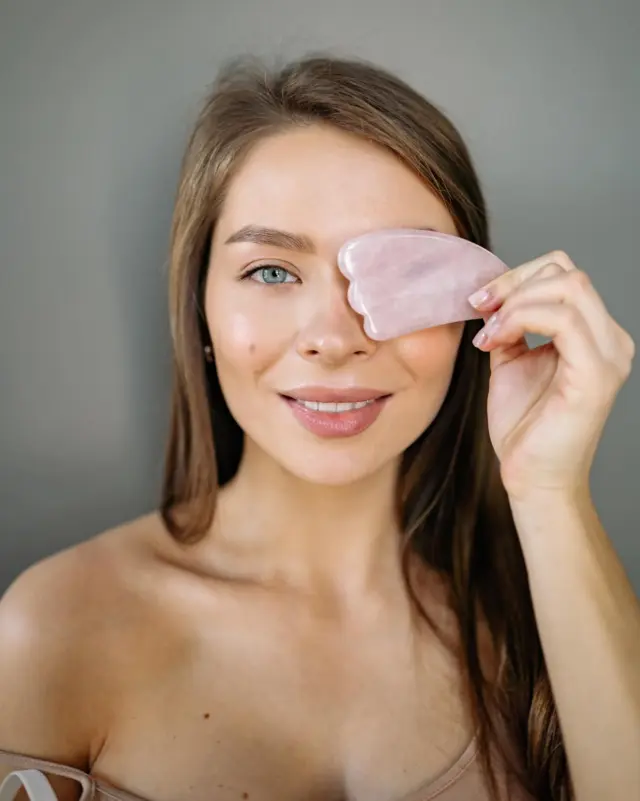Gua sha on hoito, joka tuntuu ja näkyy ✨

Kyse ei ole perinteisestä kasvohoidosta, vaan hoidosta joka vaikuttaa ihon alla olevaan kudokseen. Rauhallinen, mutta tavoitteellinen käsittely aktivoi lymfanesteen virtausta ja vapauttaa kasvojen lihasjännityksiä.

Hoidon aikana aktivoidaan pintaverenkiertoa, vapautetaan kireyksiä kasvojen alueelta, tuetaan lymfanesteen liikettä ja edistetään ihon aineenvaihduntaa. 

Lopputuloksena kasvot tuntuvat kevyemmiltä, piirteet selkeytyvät ja iho saa luonnollista hehkua!

Varaa aikasi ja tule kokemaan hoidon vaikutus 🤍

www.villivadelma.net

- Villi Vadelma, Helsinki

#guasha #kasvohoitohelsinki #ihonhoito #kauneushoitolahelsinki #luonnollinenkauneus
