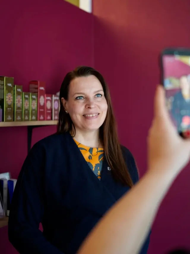 Hei💛

Iho kiristää, kasvot tai muutoin turvottaa ja olo käy helposti ylikierroksilla?

Moni yrittää hoitaa ihoa tuotteilla, vaikka taustalla keho ja arki ovat jo pitkään olleet epätasapainossa.

Stressi, kiire, epäsäännöllinen rytmi ja jatkuva suorittaminen näkyvät usein myös ihossa.

Siksi olen rakentamassa uutta 30 päivän ohjattua resettiä, jossa lähestytään ihoa ja oloa kokonaisuutena – selkeästi ja käytännöllisesti.

Hyödynnän työssäni ayurvedista ajattelua, jossa ihoa ei katsota irrallisena ongelmana, vaan osana koko kehon tasapainoa.💛

Etsin nyt 3–5 naista mukaan pilottiin.

👉 Laita viesti “RESET”, jos haluat kuulla lisää.

#kauneushoitolahelsinki #kampaamohelsinki #luonnonkosmetiikka #ihonhoito #kasvohoitohelsinki