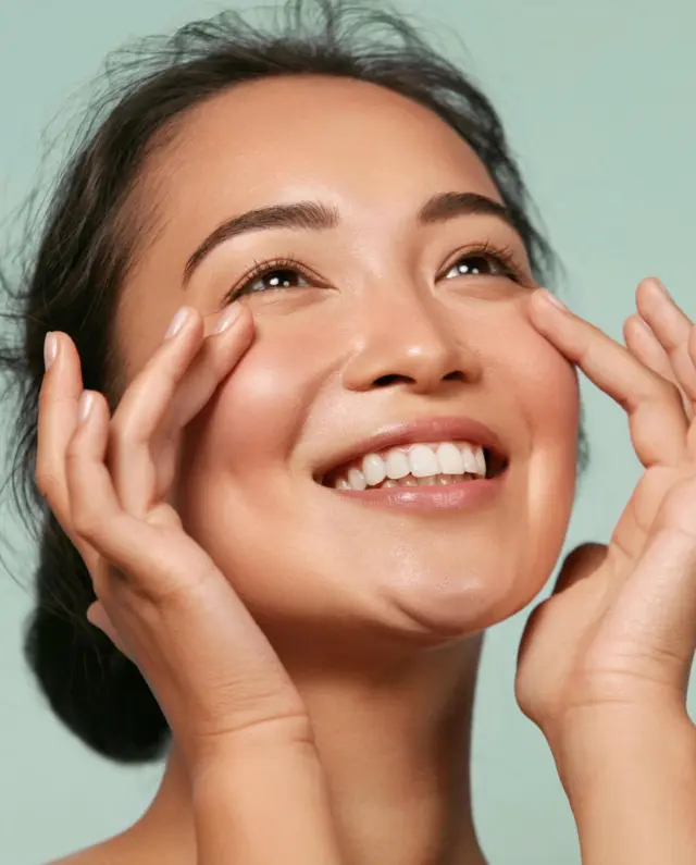 Mikä on ihokamera ja miksi sitä käytetään? 

Ihokamera on ihon analysointiin tarkoitettu laite, jonka avulla nähdään ihon todellinen kunto pintaa syvemmältä. ✨ 

Analyysin avulla saadaan tietoa esimerkiksi 
- ihon kosteustasapainosta
- ⁠talinerityksestä 
- ⁠huokosten tilanteesta
- ⁠pigmenttimuutoksista
- ⁠ihon rakenteesta ja ikääntymisen merkeistä 

Ihokamera auttaa ymmärtämään, mistä ihon mahdolliset haasteet johtuvat ja mitä iho oikeasti tarvitsee. 💕 

Kun ihon tilanne on selvillä, voidaan valita oikeanlaiset hoidot ja kotihoitotuotteet. Näin ihonhoidosta tulee tehokkaampaa ja tulokset näkyvät paremmin. 

Varaa aika ihon analyysiin ja ota ensimmäinen askel kohti tasapainoisempaa ihoa. 🤍 

www.villivadelma.net 

- Villi Vadelma, Helsinki 

#ihokamera #ihonhoito #kasvohoito #luonnonkosmetiikka #kauneushoitola helsinki