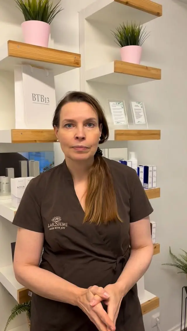 Hanna kertoo videolla, miksi tietyt mausteet, kuten kardemumma, kaneli, kumina ja inkivääri  ovat erityisen tärkeitä kylmänä vuodenaikana.

Lämmittävät mausteet:
 -  tukevat ruoansulatusta
 - aktivoivat aineenvaihduntaa
 - auttavat kehoa pysymään lämpimänä
 - vähentävät turvotusta ja raskasta oloa

Talvella keho kaipaa lämpöä myös sisältäpäin. Oikeanlaiset mausteet eivät ole vain makua varten, ne tukevat kehon luonnollista tasapainoa ja hyvinvointia arjessa.

Pienet lisäykset ruoanlaitossa, suuri vaikutus hyvinvointiin 🌿

- Villi Vadelma, Helsinki

#holistinenhyvinvointi #ayurveda #kauneusjaterveys
#kauneushoitolavillivadelma #kauneushoitolahelsinki