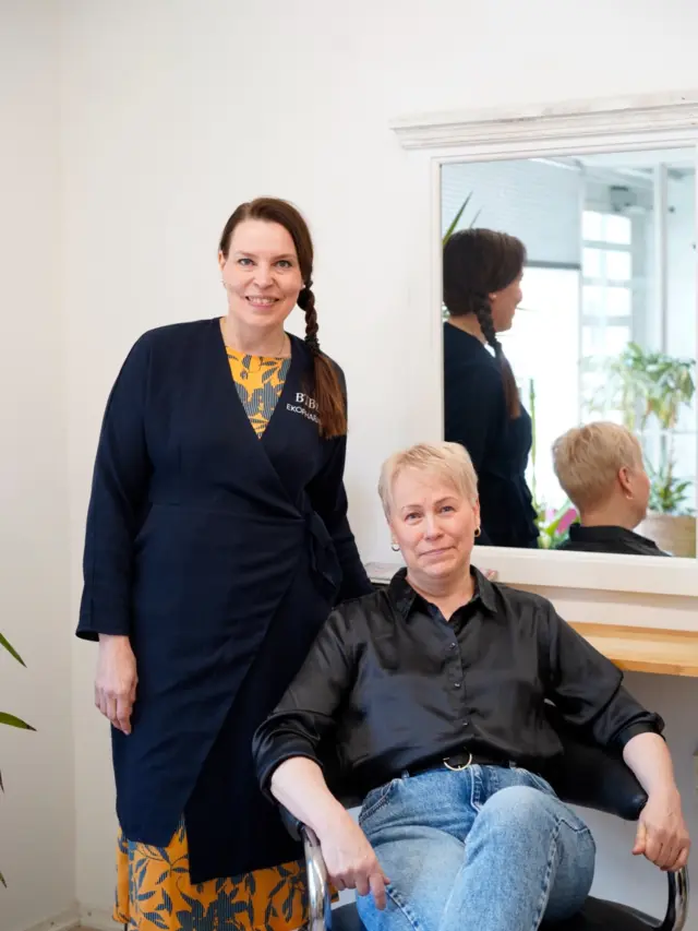 💇‍♀️ Tiesitkö, että Villi Vadelmasta löydät myös kampaamopalvelut?

Villi Vadelmassa hiuksiasi hoidetaan yksilöllisesti, sinun toiveitasi ja hiustesi tarpeita kuunnellen.

Olipa haaveissasi raikas kesälook, hiusten hyvinvointia tukeva hoitokäsittely, sävyyn lisää syvyyttä tuova värjäys tai pieni piristys arkeen, autamme löytämään juuri sinulle sopivan ratkaisun.

Meillä kauneudenhoito ei ole kiireinen suoritus, vaan hetki pysähtyä ja huolehtia itsestäsi. Samalla käynnillä voit yhdistää myös muita hyvinvointi- ja kauneuspalveluita osaksi omaa hemmotteluhetkeäsi.🩷

Tervetuloa tuomaan hiuksiisi kesän keveyttä, kiiltoa ja elinvoimaa.

Ajanvaraus: www.villivadelma.net

- Villi Vadelma, Helsinki 

#kauneushoitolahelsinki #kampaamohelsinki #luonnonkosmetiikka #ihonhoito #kasvohoitohelsinki