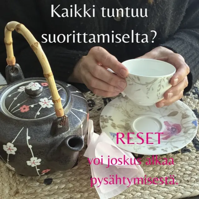 Viime aikoina olen kuullut naisilta yhä useammin: – "Hermosto käy ylikierroksilla" 
– "Vaikka kiire helpottaa, olo ei helpota" 
– "Kaikki tuntuu suorittamiselta" 

Siksi olen rakentamassa pientä 6 viikon RESET-pilottia. 
Ei lisää suorittamista, vaan enemmän: ✔ pysähtymistä 
✔ käytännön ayurvedisia oivalluksia 
✔ hermoston rauhoittamista 
✔ ymmärrystä siihen, mitä oma keho yrittää kertoa.

Tein myös lyhyen noin 4 minuutin RESET-meditaation pientä hengähdyshetkeä varten. Jos haluat kuulla pilotista lisää tai saada meditaation, laita viesti: RESET❤️ #hermosto
#palautuminen
#hyvinvointi
#stressinhallinta
#pysähtyminen
#naistenhyvinvointi
#kokonaisvaltainenhyvinvointi
#ayurveda
#ihonhyvinvointi
#lempeämuutos
#villivadelma
#helsinki