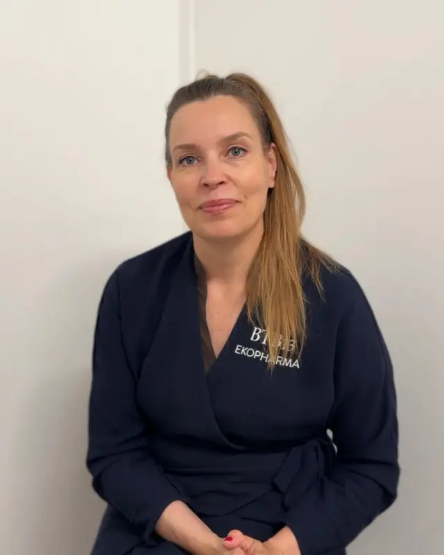 Marraskuu on minulle aina pysähtymisen aikaa.

Huomaan, kuinka iho alkaa kuivua ja keho kaipaa lämpöä – ja juuri silloin ayurveda muistuttaa: “Älä taistele vuodenaikaa vastaan, vaan kulje sen mukana.”

Tämän ajatuksen pohjalta syntyi myös uudistettu ihokurssini,
joka auttaa sinua löytämään yksinkertaisen, rauhallisen ja toimivan tavan hoitaa ihoasi – sisältä ja ulkoa.🙌

Kurssista on kaksi vaihtoehtoa:
• Itsenäinen verkkokurssi
• Ohjattu versio, jossa kuljetaan yhdessä

Jos haluat tänä syksynä enemmän lempeyttä, vähemmän purkkeja ja tasapainoisemman ihon, löydät kaiken täältä: https://www.sukha-ayurveda.fi/ihokurssi

Kysymyksiä voit lähettää minulle osoitteeseen hanna@villivadelma.net

- Hanna, Villi Vadelma

@sukha_ayurveda.fi @villivadelmahelsinki 

#ayurveda #vataseason #hyvinvointi #ayurveda #sukhaayurveda #kehonviisaus #kehomieli #tasapainoelämässä #villivadelma #hyväolo #ayurvedinenihonhoito #villiVadelma #ihonhoitokurssi #vata #marraskuu #lempeys