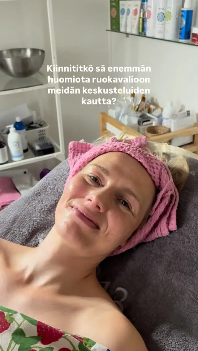 🌸 Ihonhoidon hoitojaksoni ovat kokonaisvaltaisia, juuri sinulle räätälöityjä kokonaisuuksia.

Emme koskaan hoida vain pintaa ja oiretta, vaan pureudumme juurisyihin ihosi epätasapainoisuuksien takana.

Käymme läpi elämäntapasi, ruokavaliosi, hoitotuotteesi. Ja teemme lempeitä muutoksia, sinulle räätälöitynä ja sinun parhaaksesi.

Hoitojakson jälkeen tunnet itsesi paremmin, tiedät mikä sinulle on hyväksi ja hehkut sisältä ulospäin. Saamaasi tietoon voi aina palata, ja hyödyntää sitä, mikä sopii elämäntilanteeseesi milloinkin.

Olen täällä sinua ja hyvinvointiasi varten, tervetuloa Villi Vadelmaan.🩷

Varaa aikasi www.villivadelma.net

- Villi Vadelma, Helsinki 

#kauneushoitolahelsinki #iho #luonnonkosmetiikka #ihonhoito #kasvohoitohelsinki