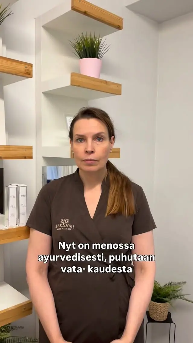 Ayurvedan mukaan Vata-kausi korostaa liikkuvuutta, keveyttä ja kuivuutta, mikä voi tuntua levottomuutena, univaikeuksina ja epätasaisena energiana.

Hanna muistuttaa videossa, kuinka tärkeää juuri nyt on luoda arkeen lempeä rytmi:
 – mene nukkumaan samaan aikaan
 – syö säännöllisesti, mielellään 3 lämmintä ateriaa päivässä
 – nauti lämpimiä juomia päivän mittaan

Pienet, toistuvat rutiinit rauhoittavat kehoa ja mieltä ja tukevat hyvinvointia syvällä tasolla.

✨ Kuuntele Hannalta ayurvediset vinkit ja tuo enemmän tasapainoa arkeesi.

Tutustu lisää: https://www.sukha-ayurveda.fi/ihokurssi

- Villi Vadelma, Helsinki

#kauneushoitolahelsinki #kosmetologihelsinki #luonnonkosmetiikka #kauneushoitolakumpula #ihonhoito