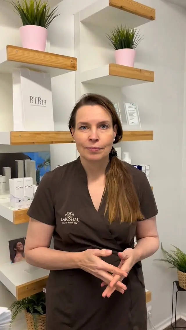 ❄️Talvi koettelee ihoa, mutta sen ei tarvitse näkyä.

Viideolla Hanna kertoo, miksi Villi Vadelman Taikavoimat Level 2 on täydellinen kasvohoito juuri tähän vuodenaikaan.

90-minuutin hemmottelussa yhdistyvät kuorinta, ultraäänipuhdistus, mekaaninen hoito, tehokas kosteutus ja kiinteytys – kaikki ihosi tämän hetkisten tarpeiden mukaan.

Gua sha -hieronta kohottaa kasvoja ja dekolteeta, käsien hieronta ja kuorinta tuovat lisää ylellisyyttä, ja kulmien siistiminen viimeistelee ilmeen.

Valittavaksi saat myös pään tai jalkojen pikarentoutuksen.

Lisähaluammalle hehkulle: yhdistä hoitoon LED-valohoito ja tehosta tuloksia entisestään.

Kun kaipaat kokonaisvaltaista lepoa ja ihon näkyvää heleyttä, Level 2 on se hetki, jonka talvi kutsuu ottamaan.

Varaa aika rentoutumiselle ja helpota ihon oloa pakkasella.🤍

www.villivadelma.net

- Villi Vadelma, Helsinki

#kauneushoitolahelsinki #kosmetologihelsinki #luonnonkosmetiikka #kauneushoitolakumpula #ihonhoito