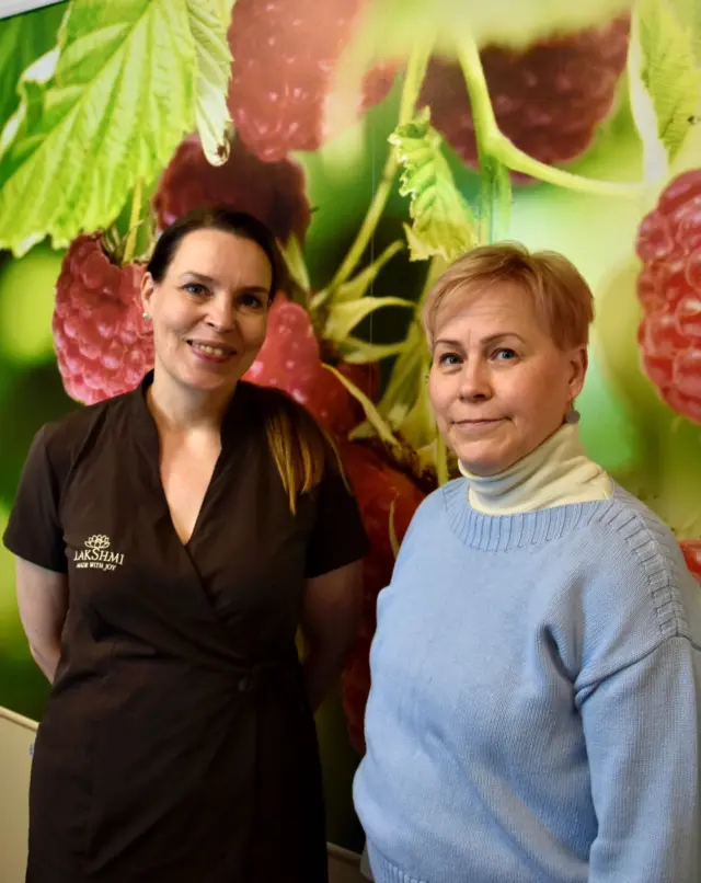 🩷Tässä on Villi Vadelman tiimi!

Hanna /
Kosmetologi ja hyvinvoinnin puolestapuhuja. Hanna tekee hoitoja taian omaisessa tunnelmassa, joissa iho saa tarvitsemansa tuen ja sinä hetken hengähdyksen. Erikoisosaamista ovat herkän ja atooppisen ihon hoito sekä mikroneulaus, ja ayurvedan kautta Hanna auttaa löytämään tasapainoa ja hyvinvointia.

Mervi / 
Kampaaja, joka luo yksilöllisiä tyylejä jo yli 15 vuoden kokemuksella. Erikoistunut kasvivärjäyksiin ja tarkkaan leikkuuseen, hän varmistaa, että hiuksesi näyttävät upeilta ja sinä itsevarmalta. Työnsä lisäksi Mervi tarjoaa hyväntuulisen ja mukavan hetken hiustenlaiton äärellä.

Petra / 
Kosmetologi, joka rakastaa kasvohoitoja ja hierontoja. Parasta hänelle on nähdä asiakkaan kokonaisvaltainen rentoutuminen, ja hän takaa sen Villi Vadelman rauhallisessa ja levollisessa tunnelmassa.

Yhdessä he luovat Villi Vadelmaan lämpimän, ammattitaitoisen ja rentouttavan kokemuksen jokaiselle asiakkaalle.

Varauskalenterin löydät verkkosivuiltamme www.villivadelma.net

- Villi Vadelma, Helsinki

#kauneushoitolahelsinki #kosmetologihelsinki #luonnonkosmetiikka #kauneushoitolakumpula #ihonhoito