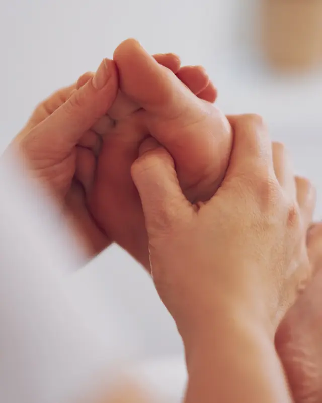 Jalat esillä kesämekoissa ja sandaaleissa?🌸

Nyt on täydellinen aika hemmotella jalat kesäkuntoon!

Villi Vadelman rentouttava jalkahoito on spa-tyylinen hemmotteluhetki, jossa väsyneet jalat saavat ansaitsemaansa hoivaa. Hoito sisältää lakkauksen ja auttaa jättämään jalat pehmeiksi, huolitelluiksi ja valmiiksi kesän menoihin.

Jätä jalkasi ammattilaisen osaaviin käsiin ja nauti hetkestä, joka tekee hyvää sekä jaloille että mielelle.🩷

Varaa oma rentouttava jalkahoitosi ja astu kesään kevyin askelin www.villivadelma.net

- Villi Vadelma, Helsinki 

#kauneushoitolahelsinki #kampaamohelsinki #luonnonkosmetiikka #ihonhoito #kasvohoitohelsinki