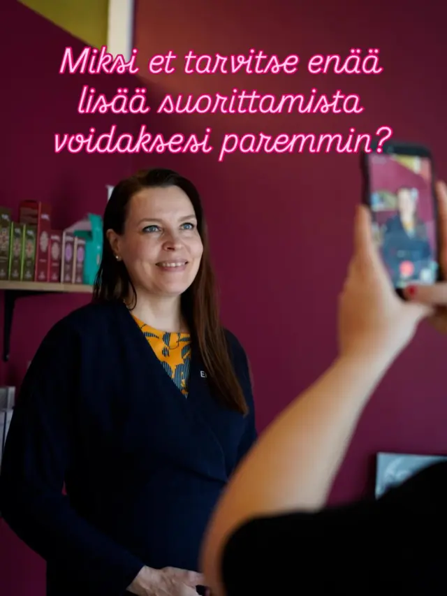 Hei 💛
Olen rakentamassa parhaillani pientä RESET-pilottia naisille, jotka kaipaavat enemmän rauhoittumista, rytmiä ja kokonaisvaltaista hyvinvointia 🌿
Pidän nyt pienimuotoisen maksuttoman Zoom-webinaarin:
🌿 TO 21.5. klo 20.00
Aiheena:
“Miksi et tarvitse enää lisää suorittamista voidaksesi paremmin?”
Puhumme mm:
• hermoston ylivireydestä
• stressin vaikutuksesta ihoon ja hyvinvointiin
• miksi olo ei rauhoitu vaikka kiire joskus helpottaa
• ayurvedisista näkökulmista käytännöllisesti ja lempeästi
Tämä on samalla myös pieni koeyleisö ensimmäiseen webinaariini 😊
Jos haluaisit tulla mukaan kuuntelemaan, niin laita minulle yksityisviestiä sanalla RESET 💛