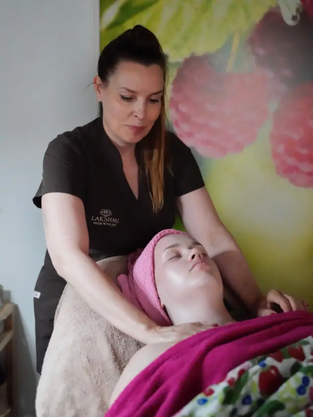 Älä jää odottamaan, että kiristää!🫢

Ilma on jo viileää ja kuivaa, ja iho alkaa helposti menettää kosteuttaan. 
Usein heräämme hoitamaan ihoa vasta, kun se tuntuu kiristävältä, punoittaa tai hilseilee – mutta silloin iho on jo hälyttänyt avun tarpeesta.

 Miten voit ennaltaehkäistä talvi-ihon ongelmia?

• Lisää kosteutta jo nyt: vaihda hoitovoide täyteläisempään.

• Vähennä liian peseviä puhdistustuotteita – ne vievät ihon oman suojan.

• Muista kasvovesi ja öljy, ne sitovat kosteuden ihoon.

• Puhdista hellästi, suojaa viimalta ja muista lempeä lämpö: ei liian kuumaa vettä.

• Nuku ja syö riittävästi – iho uusiutuu parhaiten, kun keho voi hyvin.

Nyt on täydellinen aika tehdä iholle pieni suunnanmuutos ennen talven kuivattavaa kautta. Pienillä teoilla voit säilyttää ihosi pehmeyden ja hehkun koko talven.✨

Tervetuloa hoitoon tai kysy kotihoitosuositus – autan mielelläni löytämään juuri sinun ihollesi sopivat tuotteet ja rutiinit.

www.villivadelma.net / hanna@villivadelma.net

- Hanna, Villi Vadelma

@sukha_ayurveda.fi @villivadelmahelsinki 

#ayurveda #vataseason #hyvinvointi #ayurveda #sukhaayurveda #kehonviisaus #kehomieli #tasapainoelämässä #villivadelma #hyväolo #terveellinenruoka #vatadosha #vata #talvi-iho #ihonhoito #villivadelma #lempeähoito #hehkuva #kokonaisvaltainenihonhoito