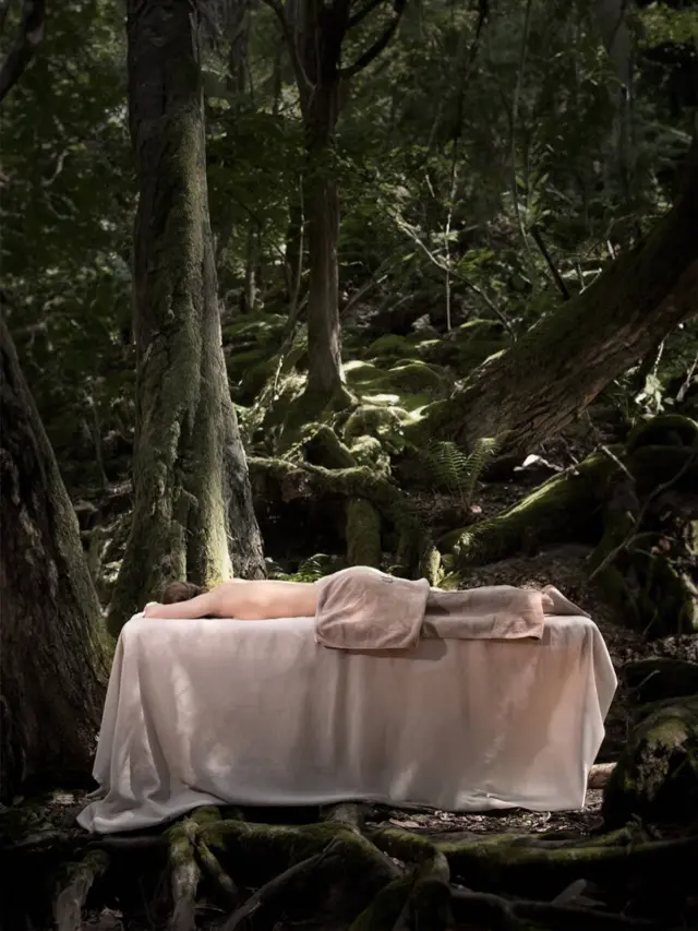 METSÄN LUMOUS – Rentouttava & kosteuttava kasvohoito✨🌲
75 min | 119 €

Sulje silmät. Hengitä syvään. Kuvittele pehmeä metsäpolku, havujen tuoksu ja täydellinen hiljaisuus.

Metsän Lumous ei ole vain kasvohoito, se on kokonaisvaltainen elämys, jossa kiire sulaa pois ja iho saa syväkosteuttavan, hehkuvan hoidon luonnonkosmetiikalla.

Tämä hoito on suunniteltu sinulle, joka:
💛 kaipaat pysähtymistä ja palautumista
💛 tunnet stressin näkyvän ihollasi
💛 ansaitset palkinnon rankan jakson jälkeen

Mitä elämys sisältää?

1. Sammaleen pehmeä selkähieronta (n. 15 min)
- Hoidon alku rauhoittaa hermoston ja auttaa laskeutumaan tähän hetkeen.

2. Kaksoispuhdistus & kirkastava kuorinta
- Iho puhdistetaan huolellisesti ja valmistellaan vastaanottamaan hoitavat aktiiviaineet.

3. Tehoseerumit & hoitovedet kerrostettuna
- Ihotyyppisi mukaan valitut tuotteet kosteuttavat syvältä

4. Rentouttava kasvo–decoltee-hieronta
- Havuntuoksuinen, lempeä hieronta vapauttaa jännityksiä ja tuo kasvoille luonnollisen hehkun.

5. Rauhoittava ja viilentävä naamio
- Tuntuu kuin lempeä kallio viilentäisi ihoa kesäpäivänä.

6.Hellä käsihieronta & viimeistely
- Silmänympärysseerumi ja kevyet painallukset kruunaavat kokemuksen – lähdet levänneenä, kirkkaana ja tasapainoisena.

Varaa oma aikasi tai anna lahjaksi ihmiselle, joka tarvitsee hengähdystauon.

Luonto hoitaa. Sinä vain rentoudut.🤍

- Villi Vadelma, Helsinki

#kauneushoitolahelsinki #iho #luonnonkosmetiikka #ihonhoito #kasvohoitohelsinki