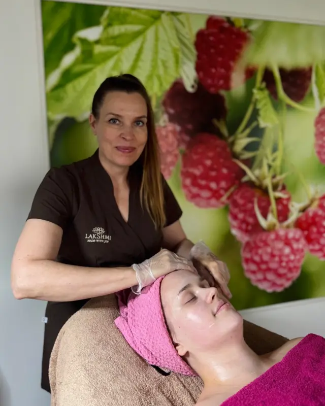 Joulukuu on saapunut! Mitä jos se tuntuisi tänä vuonna lempeältä?❤️

Ehkäpä tänä vuonna joulukuun kiireitä ja askareita voisi tasapainottaa palautumisella, omalla ajalla ja hyvinvoinnilla.

Villi Vadelmassa hoidat niin ihoasi, kehoasi kuin mieltäsi. Autamme sinua rentoutumaan ja tuomme sinulle todellisia tuloksia — hehkua jouluun.

Meiltä saat myös joulun parhaan lahjan, joka ilahduttaa varmasti. Lahjakortit hoidoilla tai avoimella summalla löydät hoitolastamme Kumpulasta tai osoitteesta www.villivadelma.net.

Tervetuloa.🙌

- Villi Vadelma, Helsinki

#holistinenhyvinvointi #ayurveda #kauneusjaterveys
#kauneushoitolavillivadelma #kauneushoitolahelsinki #kosmetologihelsinki #luonnonkosmetiikka #kauneus #hyvinvointi #kauneushoitolakumpula #ihonhoito #kauneudenhoito #joululahja #lahjakortti